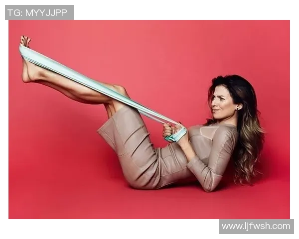 足球明星挑战极限美学：裸照背后的力量与艺术融合